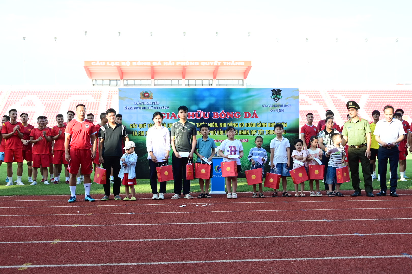 Đoàn thanh niên Công an thành phố tặng quà thiếu nhi có hoàn cảnh khó khăn và giao hữu bóng đá